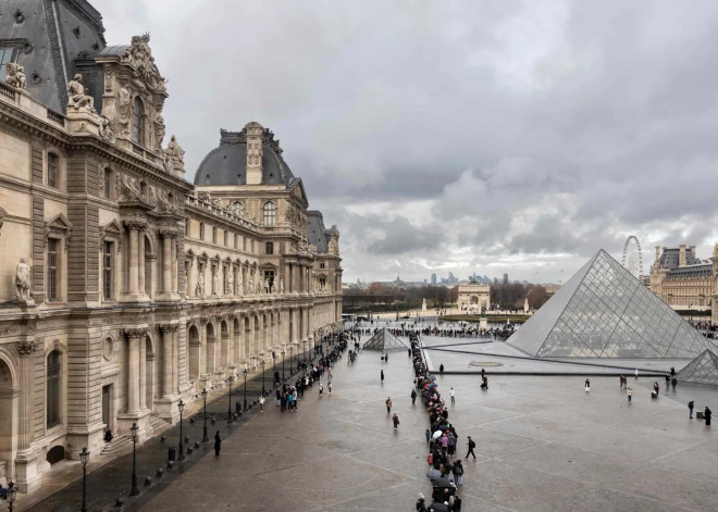Luvru pēc laupīšanas piemeklējusi jauna nelaime: kas noticis šoreiz?