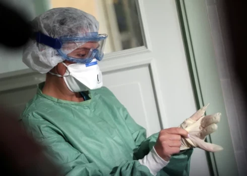 В Латвии началась эпидемия гриппа, советуют меньше бывать в людных местах.