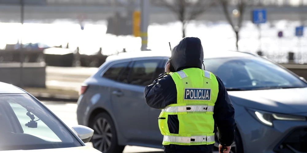 Policija aicina iedzīvotājus nebūt vienaldzīgiem un, redzot situācijas, kurās pieaugušo rīcība vai reibuma stāvoklis apdraud bērnu drošību, nekavējoties ziņot.