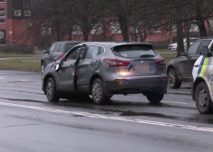 "Ехала по своей полосе - очнулась на боку": в Риге перевернулась машина 74-летней женщины 