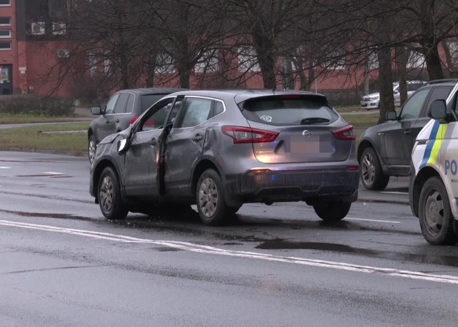 "Ехала по своей полосе - очнулась на боку": в Риге перевернулась машина 74-летней женщины