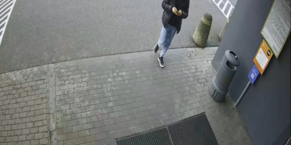Policija meklē attēlos redzamo vīrieti saistībā ar iespējamu noziegumu.