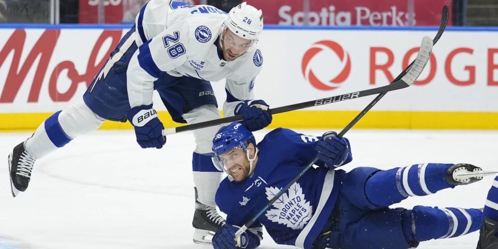Girgensons pielieto divus spēka paņēmienus, bet “Lightning” tik un tā paliek bez vārtiem Toronto.