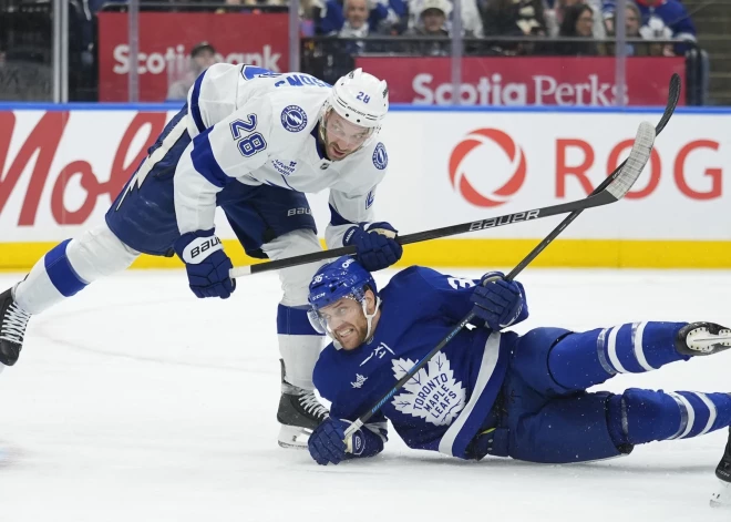 Girgensona "Lightning" piedzīvo zaudējumu pret "Maple Leafs" 