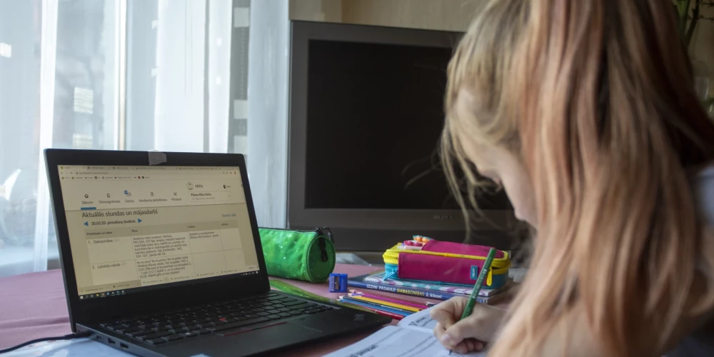 Vairāk nekā 100 pedagogi atklātā vēstulē aicina politiķus neignorēt skolotāju lomu tālmācībā.