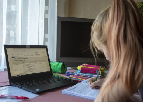 Vairāk nekā 100 pedagogi atklātā vēstulē aicina politiķus neignorēt skolotāju lomu tālmācībā.