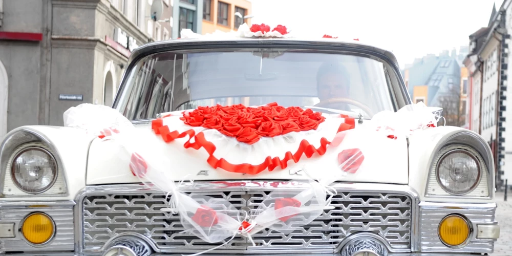 Četras personas rosina apsūdzēt par nelegālo imigrantu pārvadāšanu ar policijas un kāzu auto atdarinājumiem.