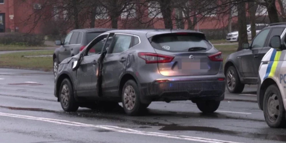 Rīgā apgāžas 74 gadus vecas sievietes auto.