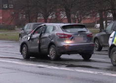 “Braucu savā joslā – attapos uz sāniem”: Rīgā apgāzusies 74 gadus vecas sievietes vadīta automašīna
