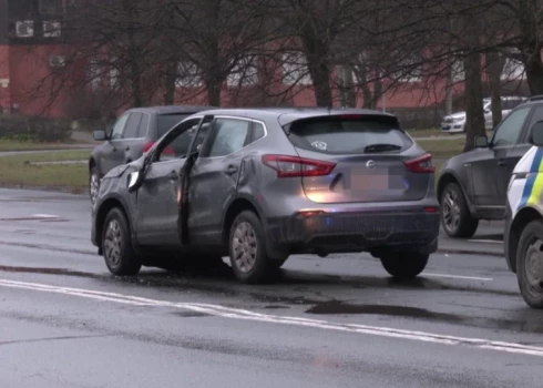 Rīgā apgāžas 74 gadus vecas sievietes auto.