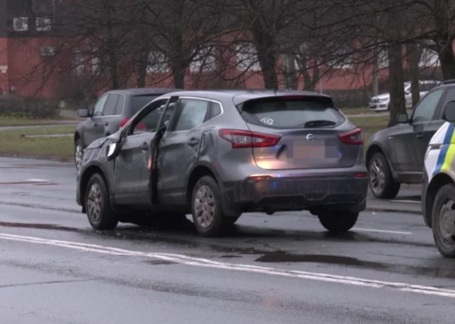 “Braucu savā joslā – attapos uz sāniem”: Rīgā apgāzusies 74 gadus vecas sievietes vadīta automašīna