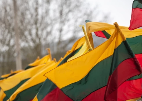 Lietuvas valdība izsludina ārkārtējo situāciju saistībā ar kontrabandas baloniem no Baltkrievijas.