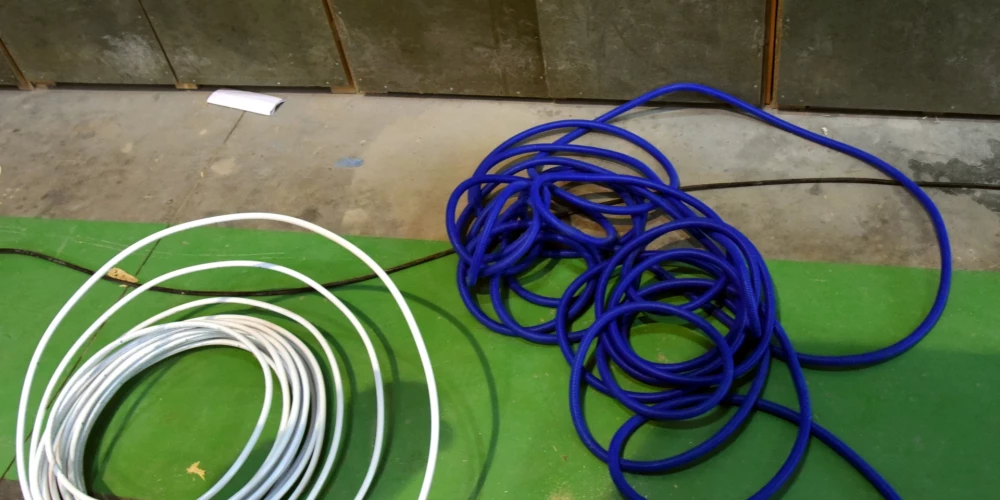 Policija aiztur divas personas par telekomunikāciju kabeļu zādzībām Ķengaragā.