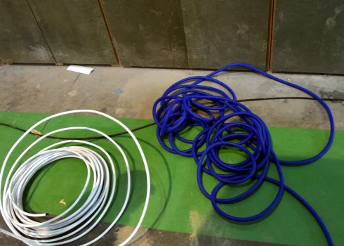 Policija aiztur divas personas par telekomunikāciju kabeļu zādzībām Ķengaragā.