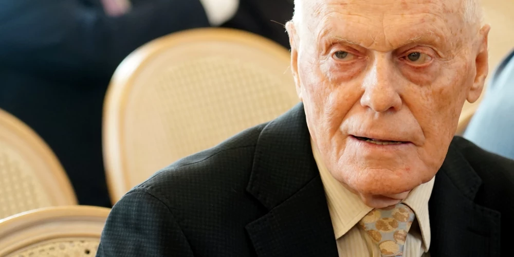 Валдис Биркавс: “Эстонцы думают о будущем, литовцы — о настоящем. А мы думаем о прошлом”.