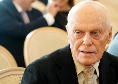 Валдис Биркавс: “Эстонцы думают о будущем, литовцы — о настоящем. А мы думаем о прошлом”. 