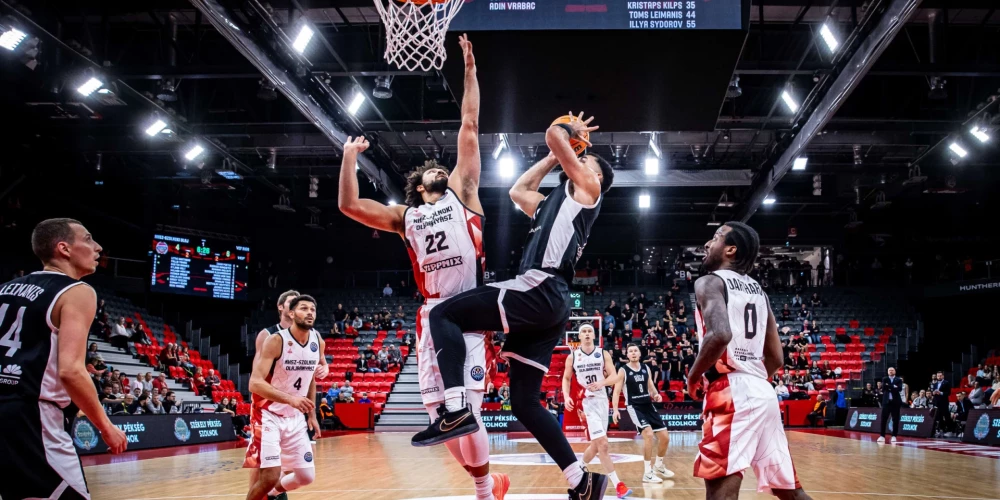 Arnaldo Toro ceļā uz grozu pirmajā spēlē pret ungāriem.