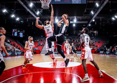 Arnaldo Toro ceļā uz grozu pirmajā spēlē pret ungāriem.