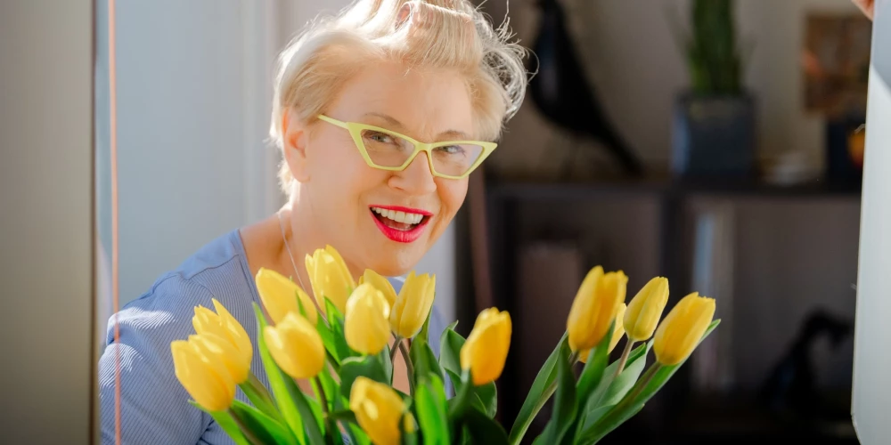 Žanna atzīst, ka visām pārmaiņām viņas dzīvē ir apzināts iemesls, un ar tādu pašu mērķi viņas garderobē ienāk arī krāsas