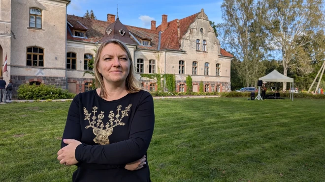 “Ļoti svarīga ir cilvēku izpratnes veicināšana par dabas daudzveidību,” saka Ieva Miķe, kura vada muzeju Mēru muižā.