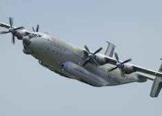 Krievijā nogāzusies militārā lidmašīna An-22 — glābēji meklē izdzīvojušos