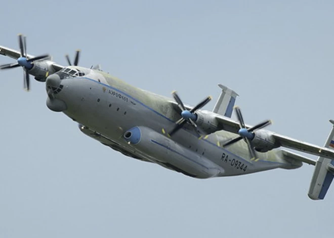 Krievijā nogāzusies militārā lidmašīna An-22 — glābēji meklē izdzīvojušos