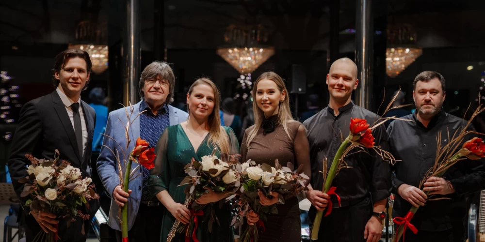 2025. gada 8. decembrī sirsnīgā gaisotnē kultūrtelpā “Ola” tika ieskandināta komponista Jāņa Lūsēna jaunā Ziemassvētku koncertprogramma “Brīdi pirms gaismiņas”, kurā šogad apvienojušies jaunā, talantīgā operdziedātāja Brigita Reisone un Latvijas Nacionālā teātra aktieris Raimonds Celms.