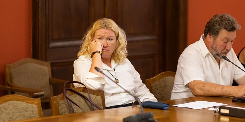 Jautājums par likuma izpildi attiecībā uz sodītiem advokātiem izsauc spraigas diskusijas starp deputātiem un Advokātu padomi.