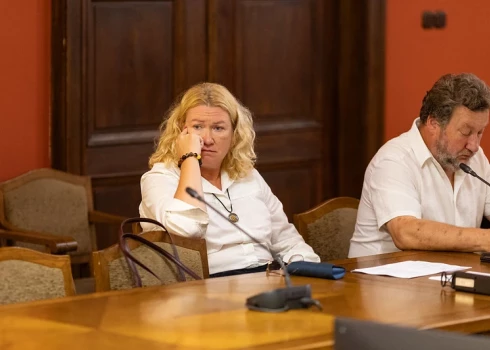 Jautājums par likuma izpildi attiecībā uz sodītiem advokātiem izsauc spraigas diskusijas starp deputātiem un Advokātu padomi.