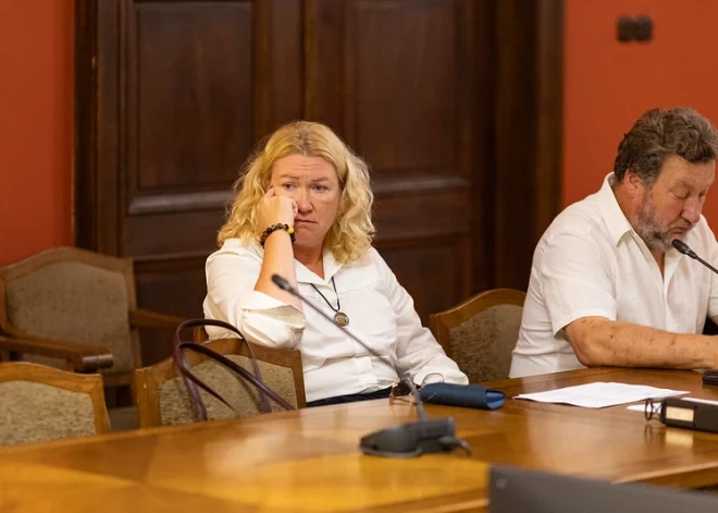 Saeimas komisijā uzliesmo ass strīds par sodītiem advokātiem — Lindai Liepiņai atslēdz mikrofonu