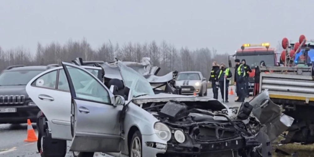 Operatīvo dienestu ekipāžas, divas smagi bojātas automašīnas un beigtas mežacūkas – šādu ainu Palangas šosejā piejūras reģionā ieraudzīja garāmbraucošie autovadītāji.
