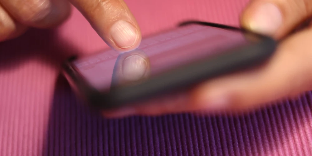 Vietnē X aizsākušās plašas diskusijas par Rīgas domes izsūtītajām informatīvajām īsziņām.