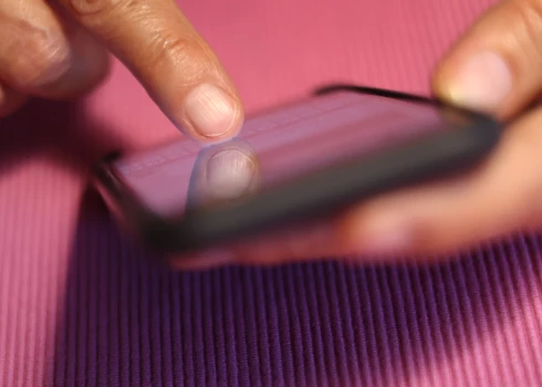 Vietnē X aizsākušās plašas diskusijas par Rīgas domes izsūtītajām informatīvajām īsziņām.