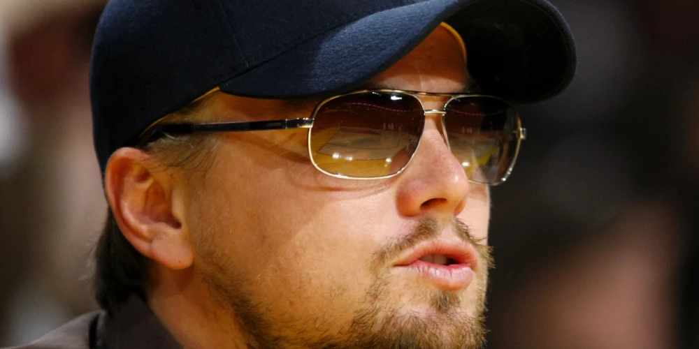 Aktieris Leonardo Dikaprio vēro basketbola spēli.