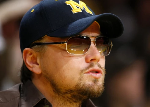 Aktieris Leonardo Dikaprio vēro basketbola spēli.