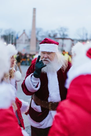 Будучи Дедом Морозом уже 60 лет, Каспарс пережил бесчисленное количество праздничных моментов, но есть события, которые он хранит особенно близко к сердцу.
