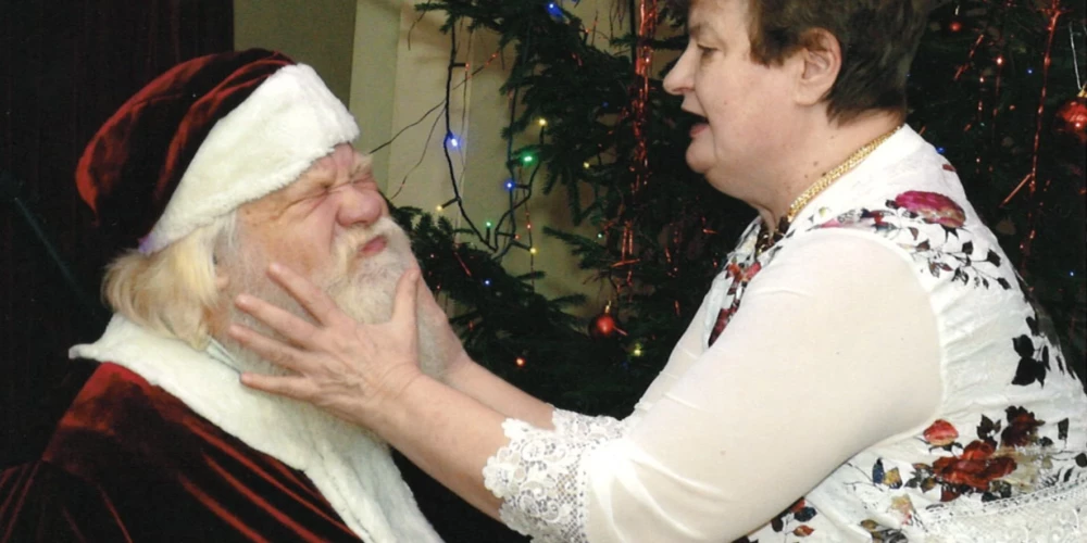 Многие хотят потрогать бороду Деда Мороза!