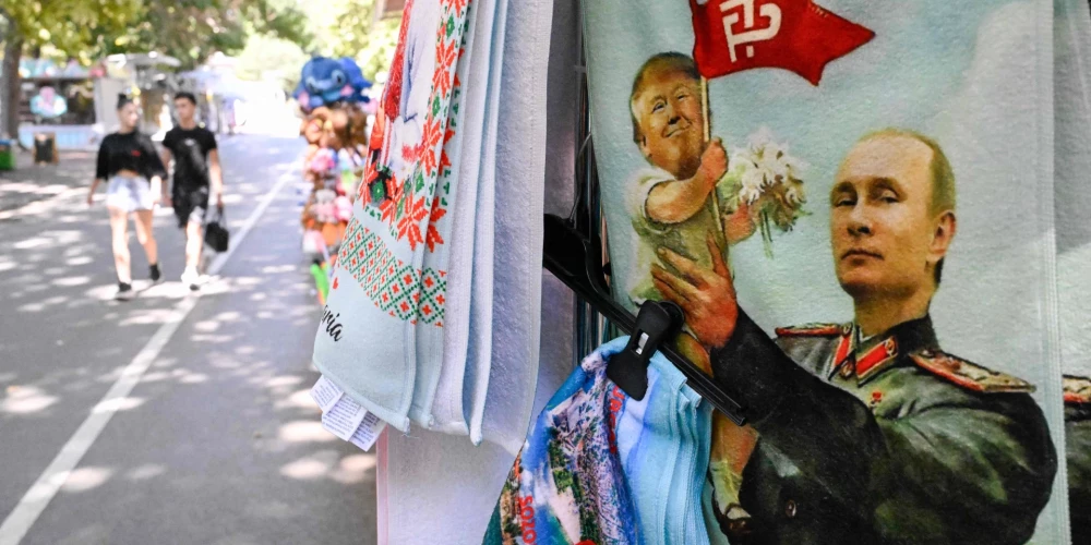 Kariķēts attēls ar ASV prezidentu Donaldu Trampu un Krievijas diktatoru Vladimiru Putinu.