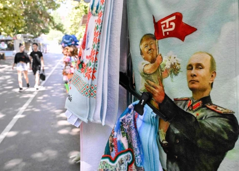 Kariķēts attēls ar ASV prezidentu Donaldu Trampu un Krievijas diktatoru Vladimiru Putinu.