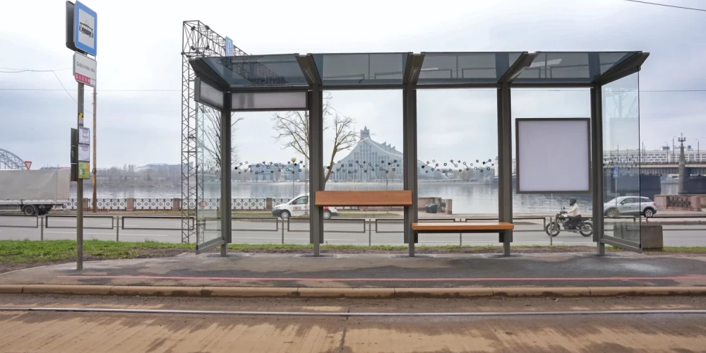 В Риге на остановках устанавливают новые павильоны с освещением и защитой от ультрафиолета.