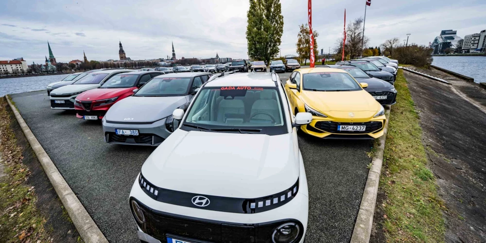 “Latvijas Gada auto 2026” pasākums norit praktiski visa gada garumā, žūrijai jau pavasarī dodoties nedēļas nogales braucienā ar konkursam pieteiktajiem pirmajiem modeļiem. 
