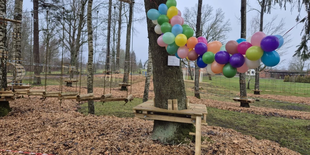 Blīdenes ciema centrā, blakus pamatskolai, uzstādīta 150 metrus gara virvju trase.