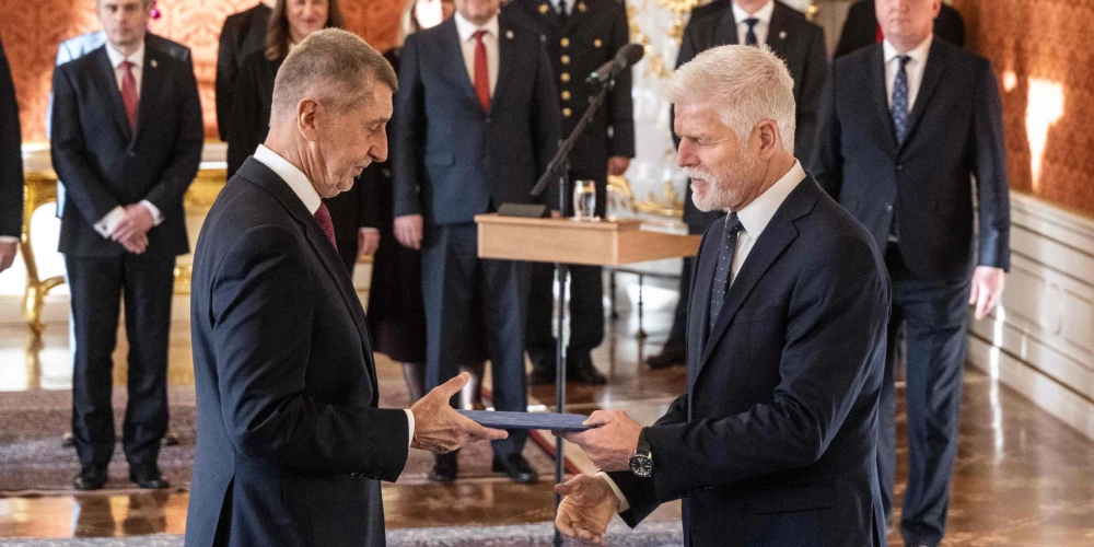 Andrejs Babišs (pa kreisi) no Čehijas prezidenta Petra Pavela saņem apliecinājumu par iecelšanu valdības vadītāja amatā