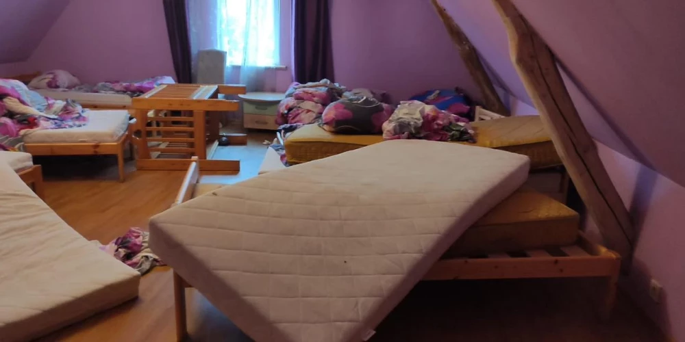 Viena no daudzajām izdemolētajām viesu nama "Laimnieki" telpām (foto: Kristīne Zaļieska / Facebook)