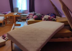 Policija skaidro situāciju, kad agresīvi "viesi" izdemolēja Ropažu novada viesu māju “Laimnieki” un mēģināja uzbraukt saimniekam