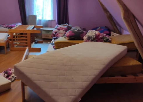 Viena no daudzajām izdemolētajām viesu nama "Laimnieki" telpām (foto: Kristīne Zaļieska / Facebook)