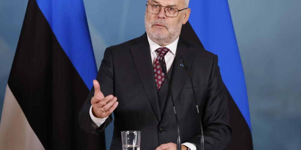 Pēc vēstnieka Jāpa Oras ieteikuma Kazahstānas vizītes laikā Igaunijas prezidents Alars Kariss pārrakstīja savu runu, mīkstinot izteikumus par Krievijas agresiju Ukrainā