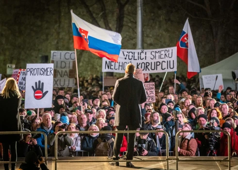 Slovākijā nereti notiek protesta akcijas pret parlamenta un Roberta Fico valdības kūtro korupcijas apkarošanu (foto: Scanpix / EPA) 