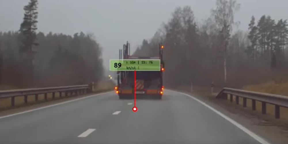 Potenciālais slepkava brauc pa Liepājas šoseju (ekrānuzņēmums no video)