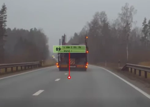 Potenciālais slepkava brauc pa Liepājas šoseju (ekrānuzņēmums no video)